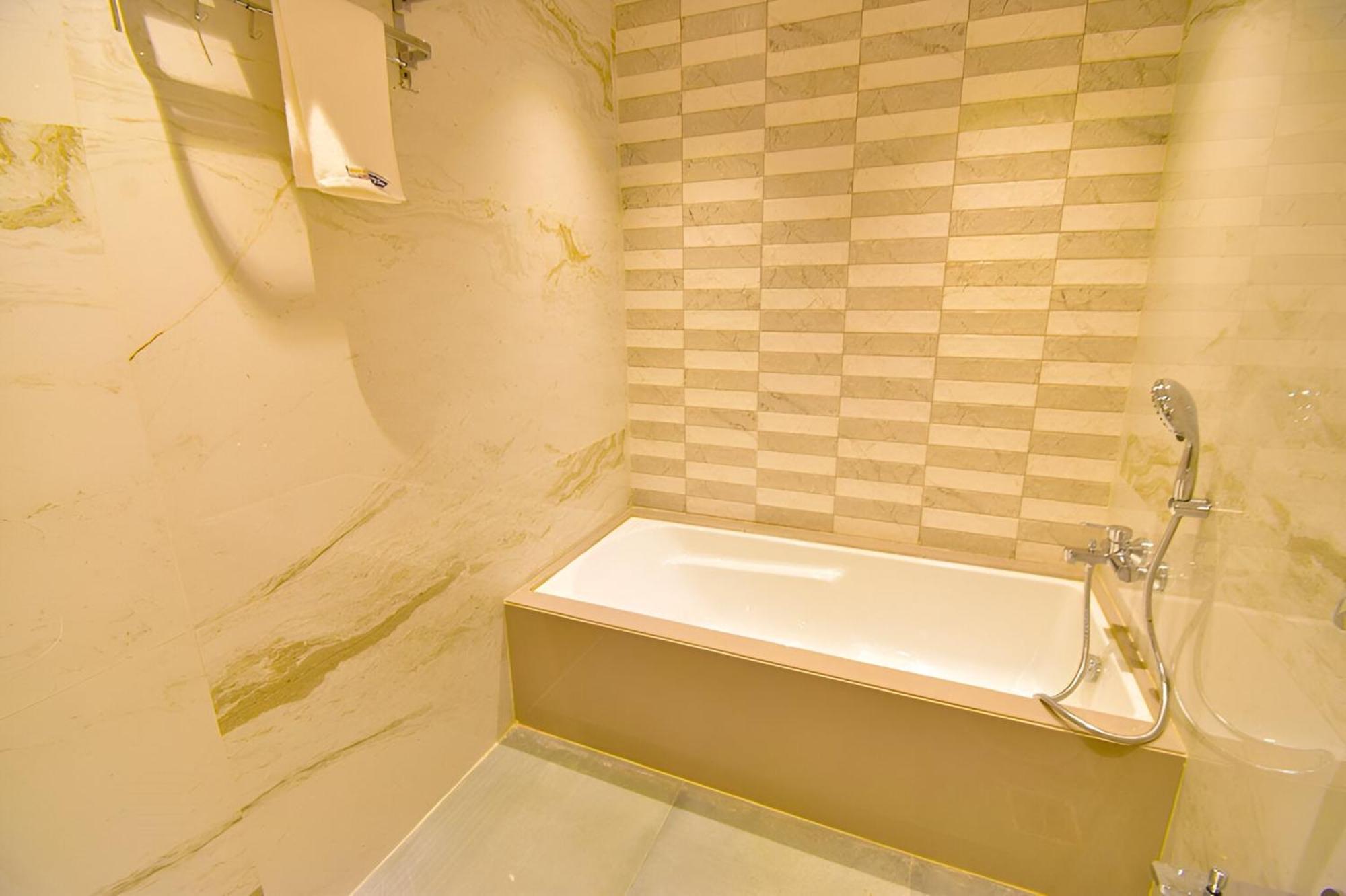 Glitz Hotels La Dahlia - Premium Thane Extérieur photo